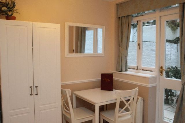  Image of Flat to rent in Castletown Road London W14 at Castletown Road  London, W14 9HE