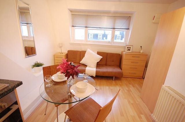  Image of Flat to rent in Earls Court Gardens London SW5 at Earls Court Gardens  London, SW5 0TR
