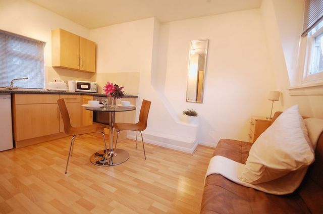  Image of Flat to rent in Earls Court Gardens London SW5 at Earls Court Gardens  London, SW5 0TR