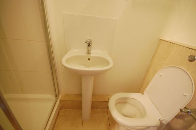 Image of Flat to rent in Earls Court Gardens London SW5 at Earls Court Gardens  London, SW5 0TR
