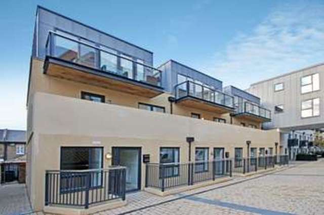  Image of 2 bedroom Flat to rent in Old Post Office Walk Surbiton KT6 at Surbiton Surrey, KT6 4JF