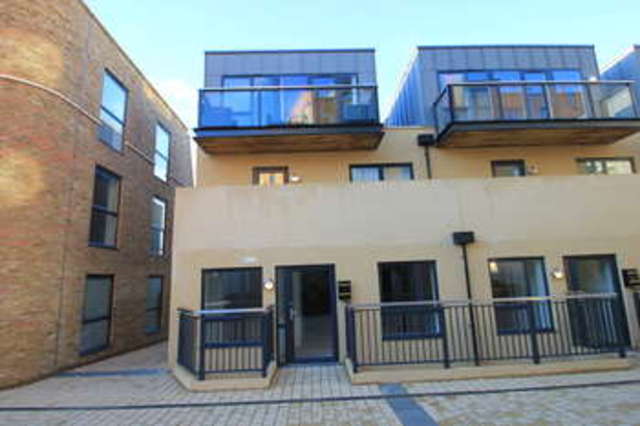  Image of 3 bedroom Flat to rent in Old Post Office Walk Surbiton KT6 at Surbiton Surrey, KT6 4JF