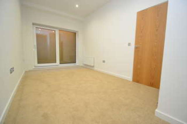  Image of 3 bedroom Flat to rent in Old Post Office Walk Surbiton KT6 at Surbiton Surrey, KT6 4JF