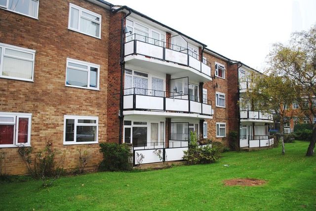  Image of 2 bedroom Flat for sale in Durrington Gardens The Causeway Goring-by-Sea Worthing BN12 at The Causeway Goring-by-Sea Worthing, BN12 6BX