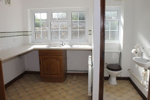  Image of 4 bedroom Cottage to rent in The Pavement North Curry Taunton TA3 at The Pavement North Curry Taunton, TA3 6LX