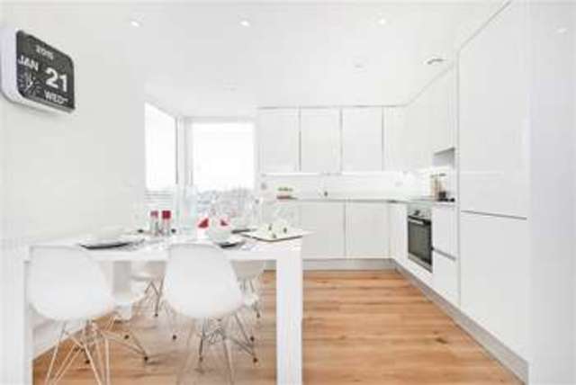  Image of 3 bedroom Flat for sale in Thurlow Park Road London SE21 at Tulse Hill, SE21 8JB