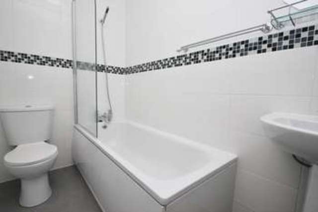  Image of 1 bedroom Flat to rent in Tolworth Rise South Tolworth Surbiton KT5 at Surbiton Surrey, KT5 9NN