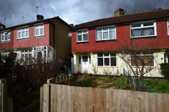  Image of 3 bedroom Semi-Detached house to rent in Elmdene Tolworth Surbiton KT5 at Surbiton Surrey, KT5 9PN