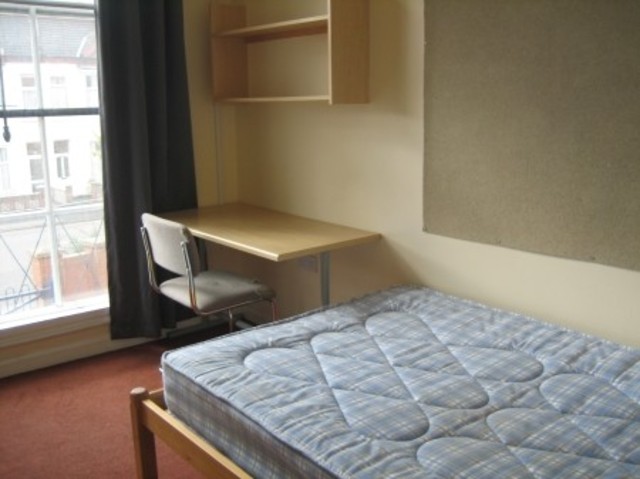  Image of 6 bedroom Terraced house to rent in Queens Road Loughborough LE11 at Loughborough Leicestershire, LE11 1GG