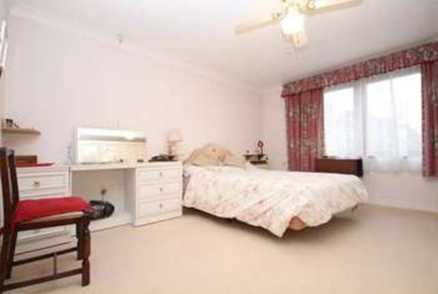  Image of 1 bedroom Flat for sale in Victoria Court Henley-on-Thames RG9 at Henley-On-Thames, RG9 1XG