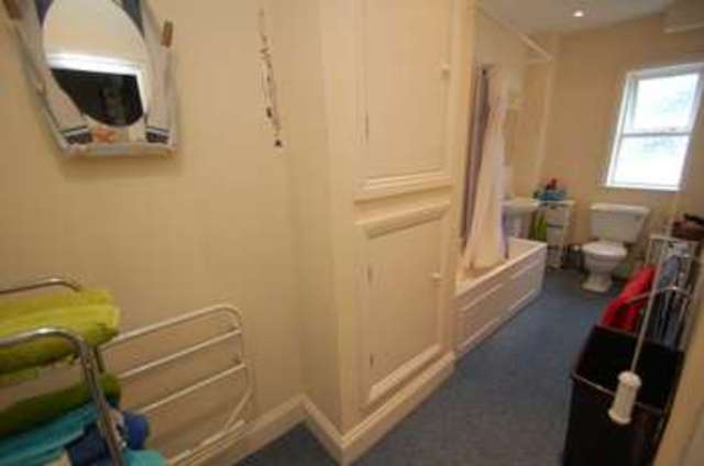  Image of 2 bedroom Apartment to rent in Higher Woodfield Road Torquay TQ1 at Wilverley Court  Torquay, TQ1 2JZ