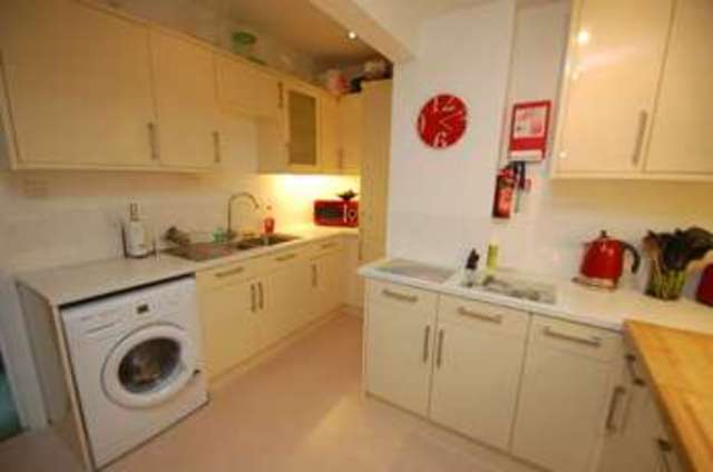  Image of 2 bedroom Apartment to rent in Higher Woodfield Road Torquay TQ1 at Wilverley Court  Torquay, TQ1 2JZ