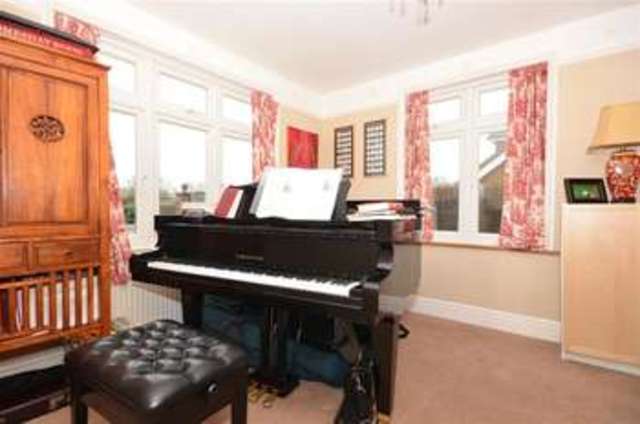  Image of 4 bedroom Bungalow for sale in Maidstone Road Headcorn Ashford TN27 at Headcorn Ashford Headcorn, TN27 9RS