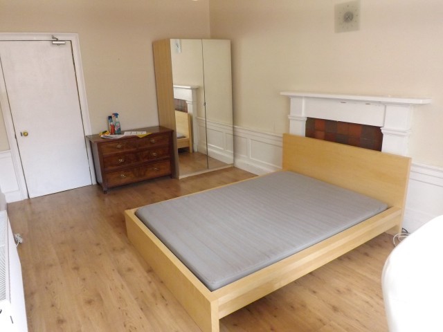  Image of 3 bedroom Flat to rent in Montague Street Edinburgh EH8 at Newington Edinburgh Edinburgh, EH8 9QT