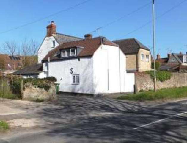 Image of 2 bedroom Cottage for sale in Lechlade Road Faringdon SN7 at Lechlade Road  FARINGDON, SN7 8AQ