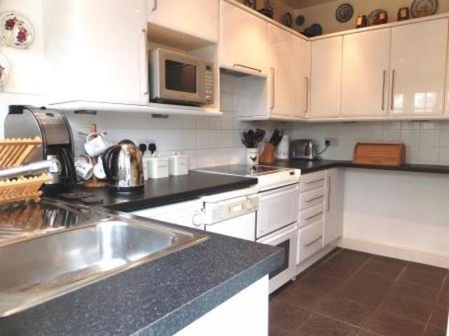  Image of 2 bedroom Cottage for sale in Lechlade Road Faringdon SN7 at Lechlade Road  FARINGDON, SN7 8AQ