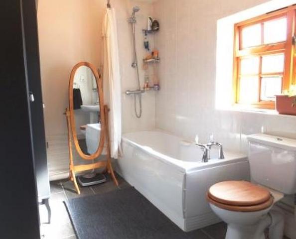  Image of 2 bedroom Cottage for sale in Lechlade Road Faringdon SN7 at Lechlade Road  FARINGDON, SN7 8AQ