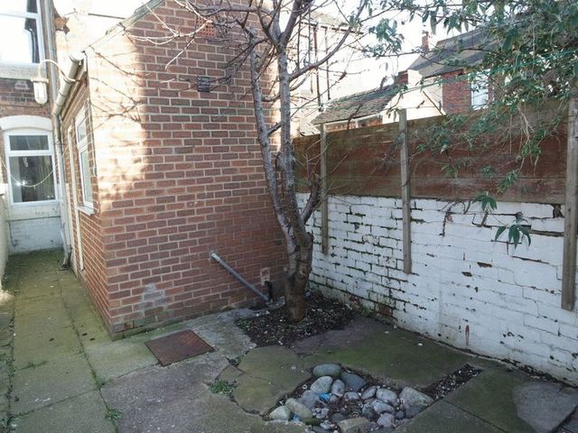  Image of 3 bedroom Terraced house to rent in Cornwallis Street Stoke-on-Trent ST4 at Cornwallis Street  Stoke-On-Trent, ST4 1EA