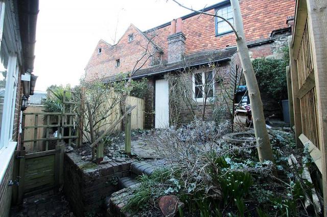  Image of 2 bedroom End of Terrace to rent in Outwood Lane Bletchingley Redhill RH1 at Outwood Lane  Bletchingley, RH1 4LR