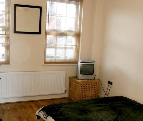  Image of 1 bedroom Detached house to rent in Holstein Avenue Weybridge KT13 at Weybridge, KT13 8NX