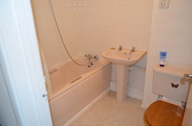 Image of 1 bedroom Flat to rent in Adamsrill Close Enfield EN1 at Adamsrill Close  Bush Hill Park, EN1 2BP