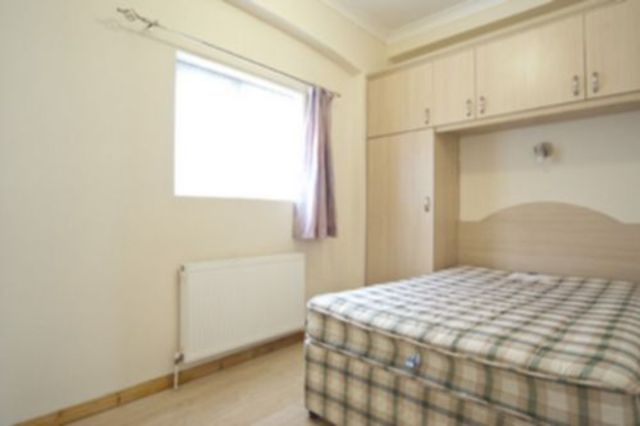  Image of 1 bedroom Flat to rent in Adelaide Grove London W12 at Shepherd