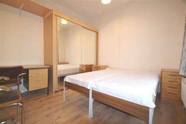  Image of 1 bedroom Apartment to rent in Alexandra Road London SW19 at Wimbledon, SW19 7JZ