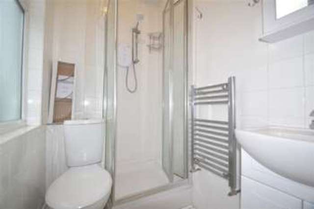  Image of 1 bedroom Apartment to rent in Alexandra Road London SW19 at Wimbledon, SW19 7JZ