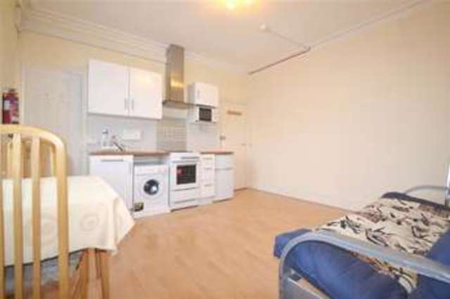  Image of 1 bedroom Apartment to rent in Alexandra Road London SW19 at Wimbledon, SW19 7JZ