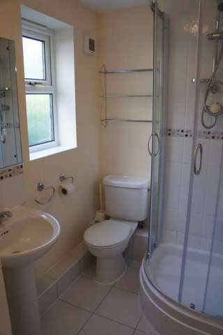  Image of 2 bedroom Apartment to rent in Warwick Road Redhill RH1 at Annandale Court  Redhill, RH1 1EE