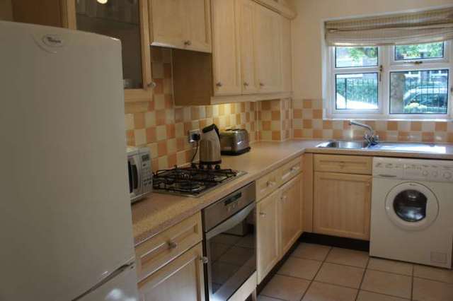  Image of 2 bedroom Apartment to rent in Warwick Road Redhill RH1 at Annandale Court  Redhill, RH1 1EE