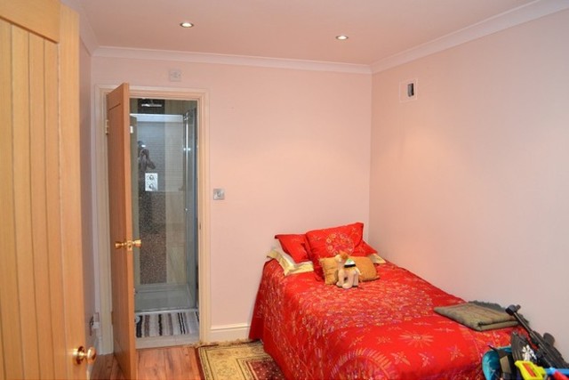 Image of 5 bedroom End of Terrace to rent in Arandora Crescent Chadwell Heath Romford RM6 at Arandora Cresent Chadwell Heath Essex, RM6 4SR