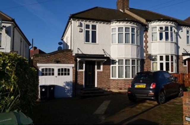  Image of 3 bedroom Detached house to rent in Arnos Grove London N14 at Arnos Grove  Southgate, N14 7AR