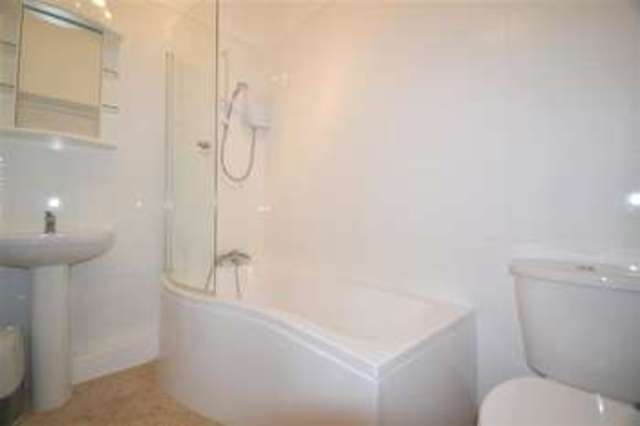  Image of 2 bedroom Apartment to rent in Arthur Road London SW19 at Wimbledon Park, SW19 7DR