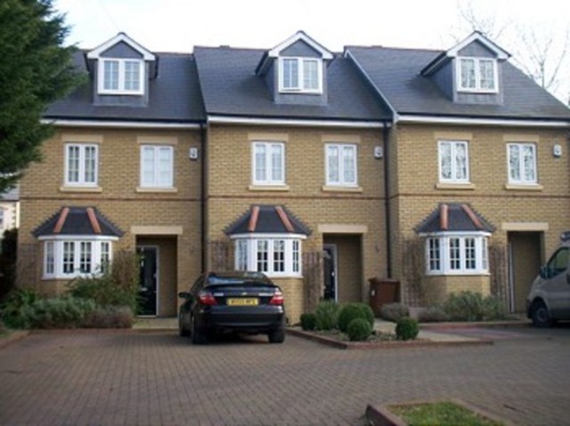  Image of 3 bedroom Detached house to rent in Arundel Drive Borehamwood WD6 at Arundel Drive  Borehamwood, WD6 2NJ