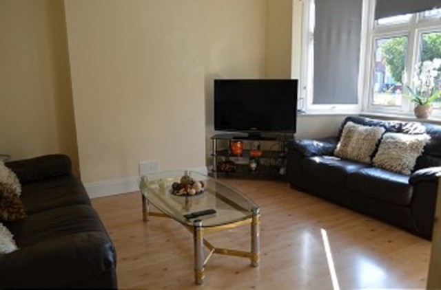  Image of 4 bedroom Detached house to rent in Ash Grove London N13 at Ash Grove  Palmers Green, N13 5AR