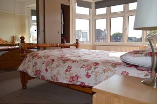  Image of 4 bedroom Detached house to rent in Ash Grove London N13 at Ash Grove  Palmers Green, N13 5AR