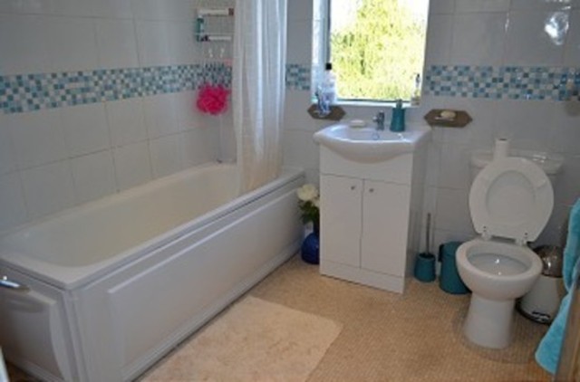  Image of 4 bedroom Detached house to rent in Ash Grove London N13 at Ash Grove  Palmers Green, N13 5AR