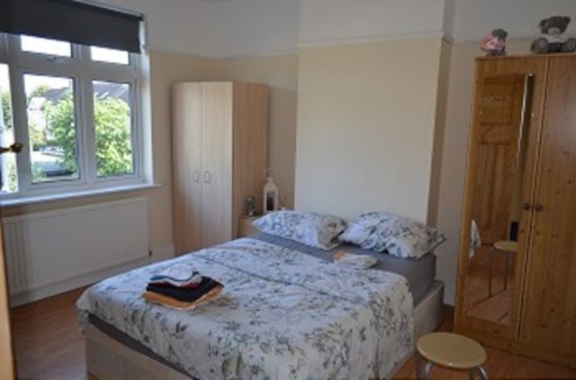  Image of 4 bedroom Detached house to rent in Ash Grove London N13 at Ash Grove  Palmers Green, N13 5AR