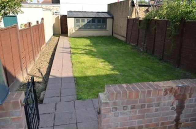 Image of 4 bedroom Detached house to rent in Ash Grove London N13 at Ash Grove  Palmers Green, N13 5AR
