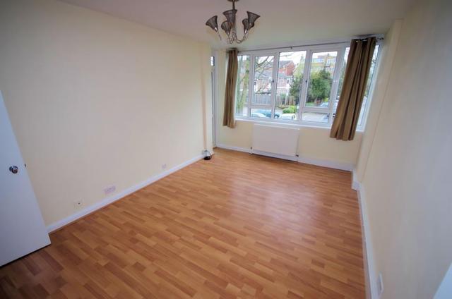  Image of 1 bedroom Flat to rent in Ashbourne Close London N12 at London, N12 8SB