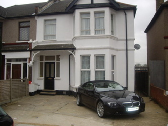 Image of Flat to rent in Ashgrove Road Ilford IG3 at Ashgrove Road  Goodmayes, IG3 9XD