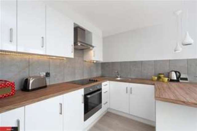  Image of 3 bedroom Flat to rent in Yelverton Road London SW11 at London, SW11 3SP