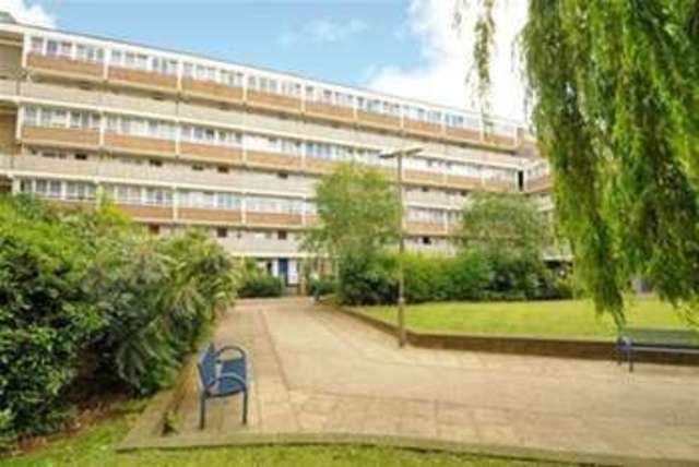  Image of 3 bedroom Flat to rent in Yelverton Road London SW11 at London, SW11 3SP