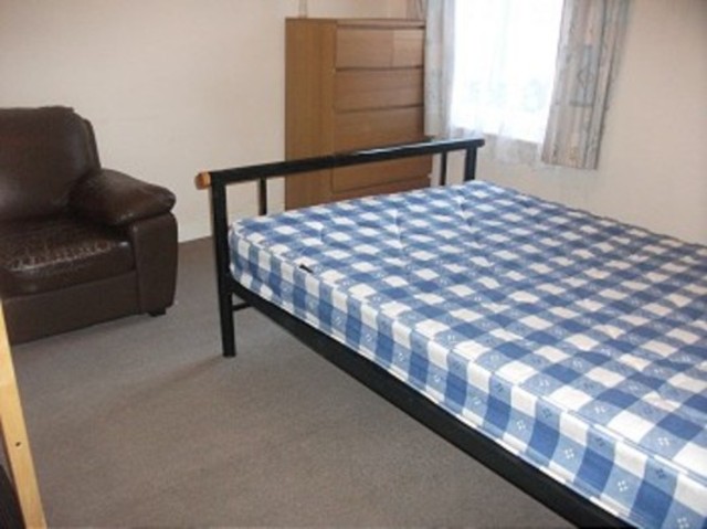  Image of 2 bedroom Ground Flat to rent in Balfour Road Ilford IG1 at Balfour Road  ilford, IG1 4HX