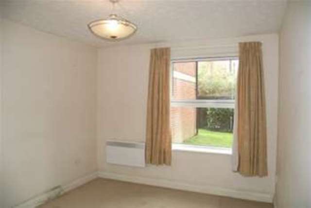  Image of 2 bedroom Flat to rent in Archers Road Shirley Southampton SO15 at Southampton, SO15 2NR