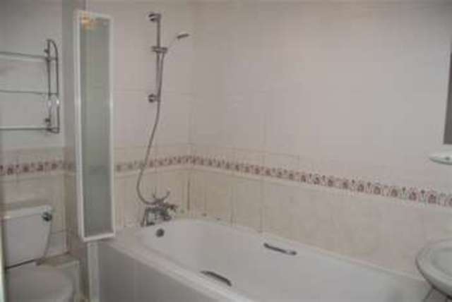  Image of 2 bedroom Flat to rent in Archers Road Shirley Southampton SO15 at Southampton, SO15 2NR