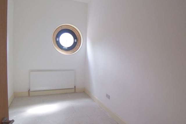  Image of 3 bedroom Flat to rent in Barking Road London E6 at A Barking Road East Ham London, E6 2JT
