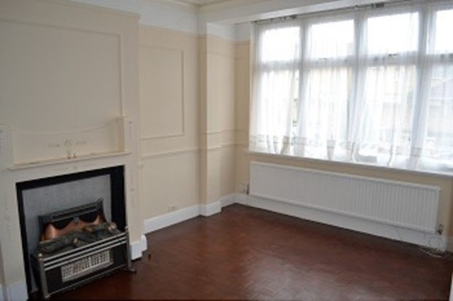  Image of 3 bedroom Detached house to rent in Barley Lane Chadwell Heath Romford IG3 at Barley Lane  Goodmayes, IG3 8XR