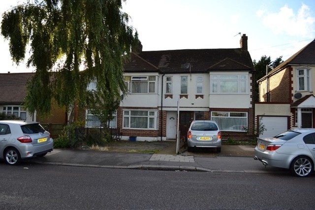  Image of 2 bedroom Flat for sale in Barley Lane Chadwell Heath Romford IG3 at Barley Lane  Goodmayes, IG3 8XE